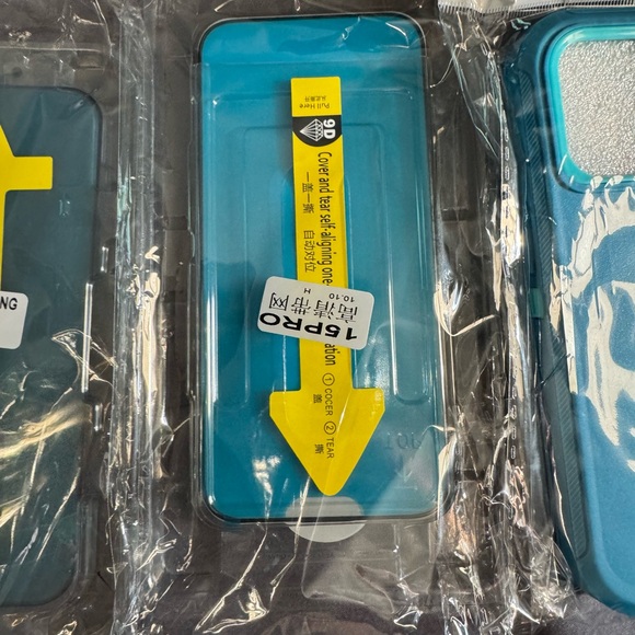 iPhone 15 pro case with screen protector - Picture 3 of 5